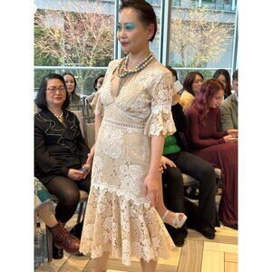 Saylor Beige/White Floral Mermaid Lacy Dress Size Small